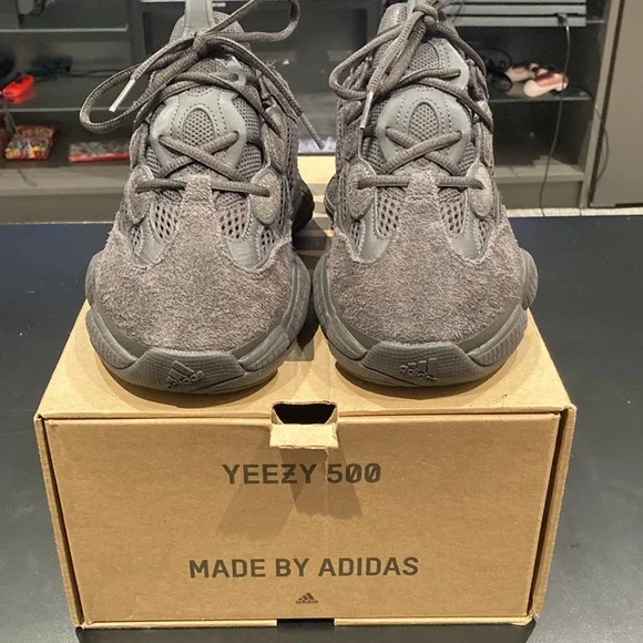 Yeezy 500 - Picture 2 of 4